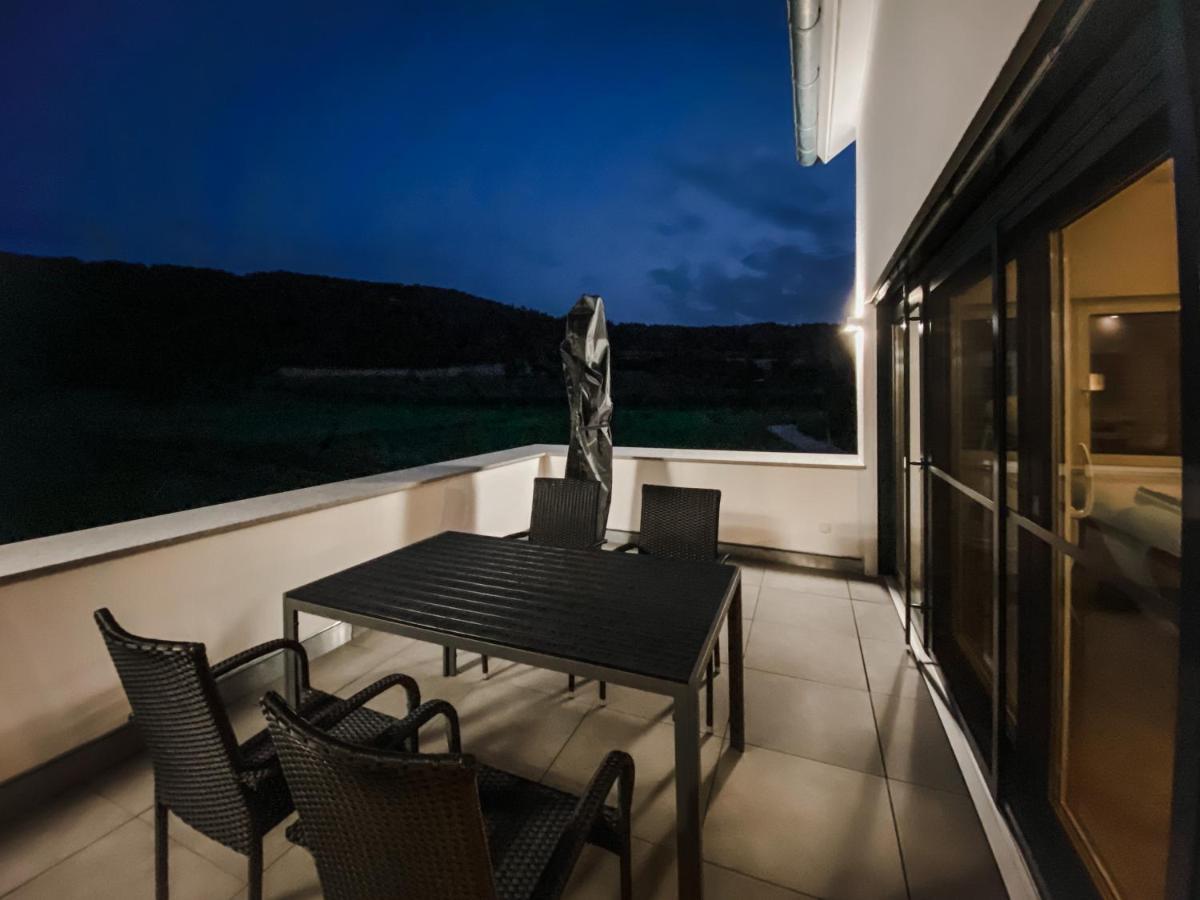 Wunderschoene Helle Wohnung Mit Grosser Dachterrasse กอทท์มาดิงเกน ภายนอก รูปภาพ
